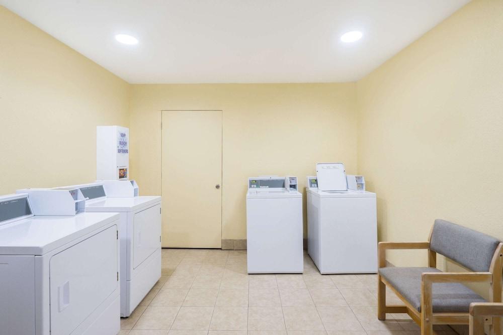 Days Inn by Wyndham Statesville photo 12