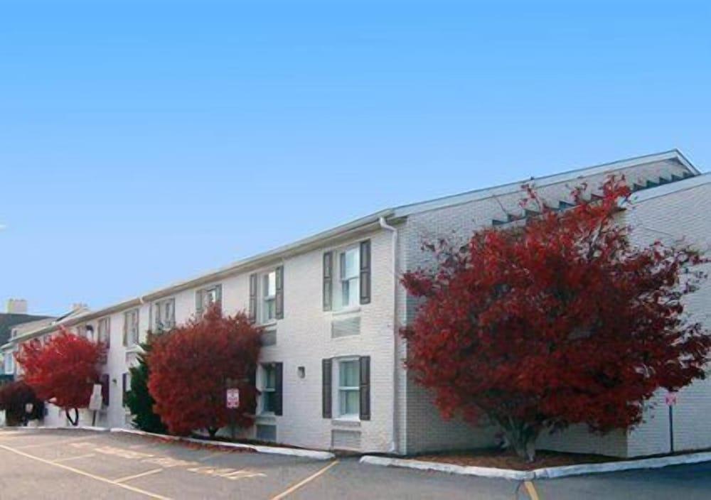 Econo Lodge Reading Airport photo 39