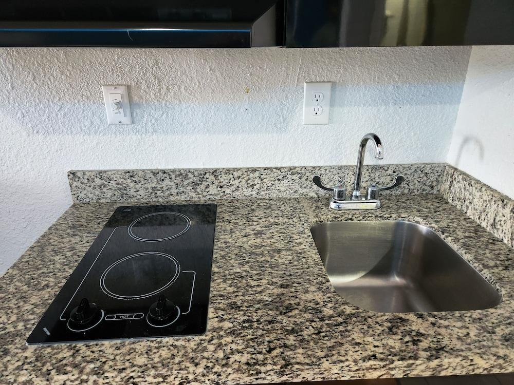 Express Inn Tomball photo 16