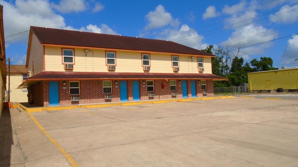 Town House Motel photo 10