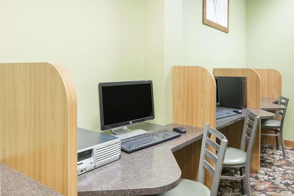 Ramada Tropics Resort & Conf Center by Wyndham Des Moines photo 15