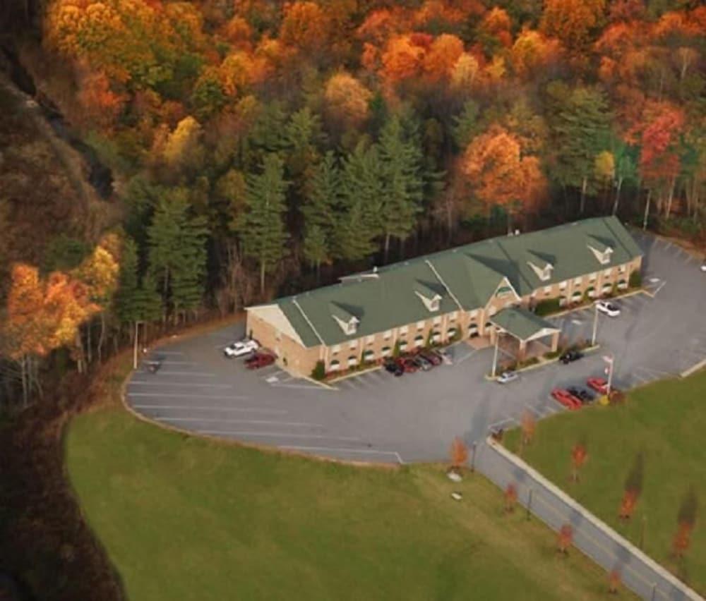 Mountain Inn & Suites photo 32