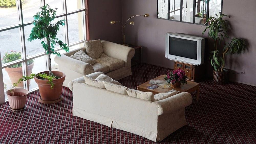 Travelers Inn photo 27