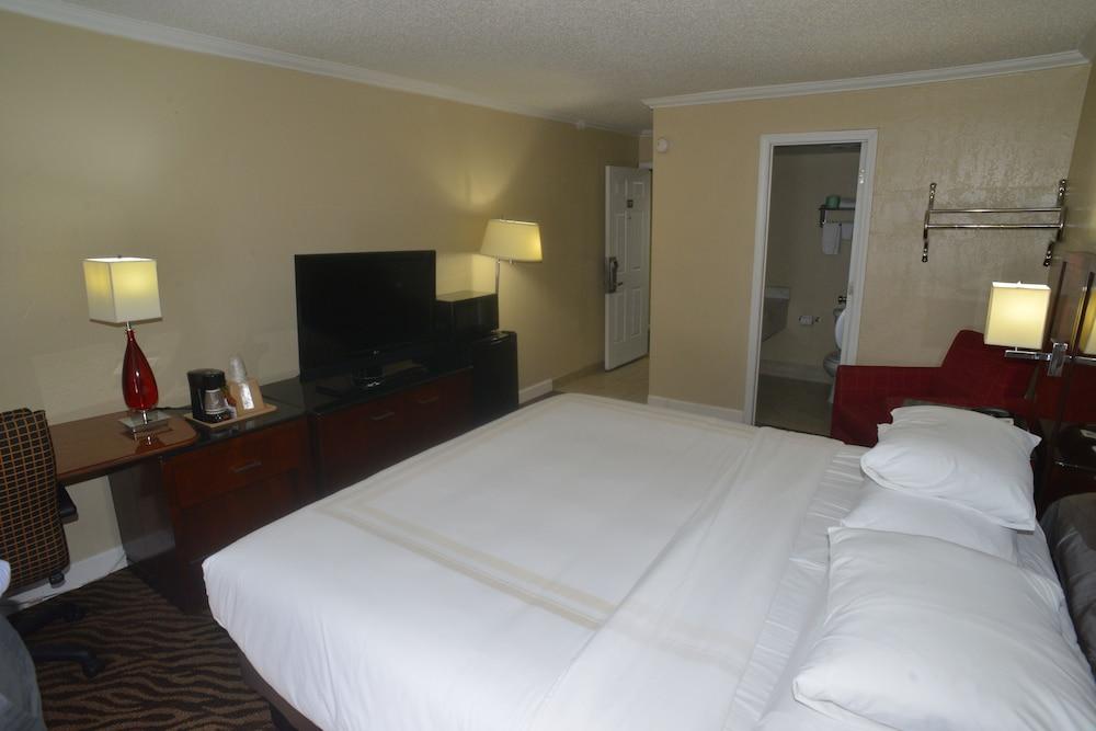 Hometown Inn & Suites photo 35