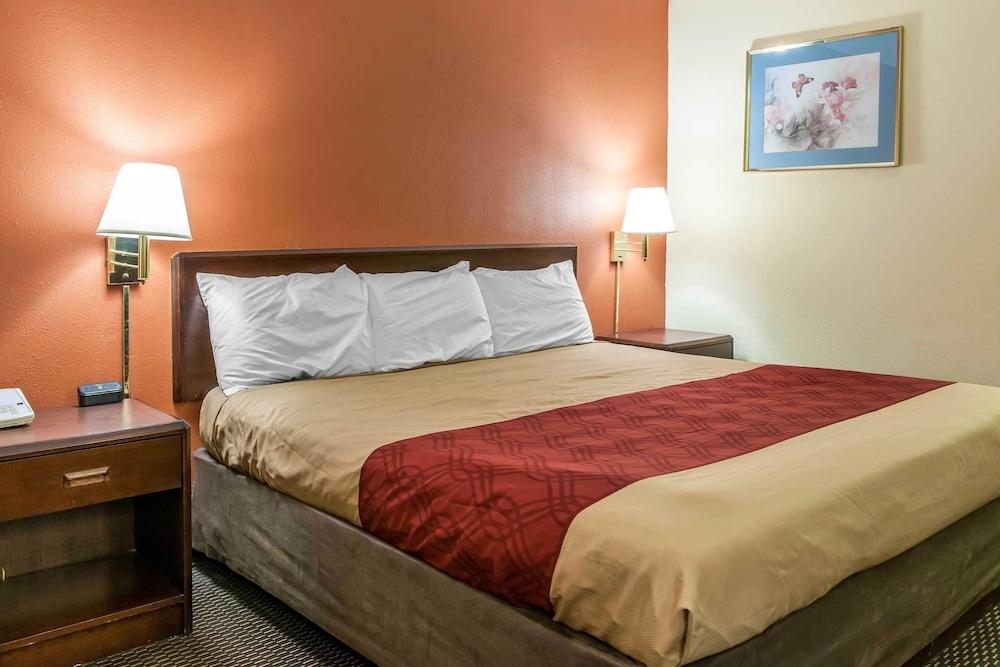 Econo Lodge Seymour photo 17