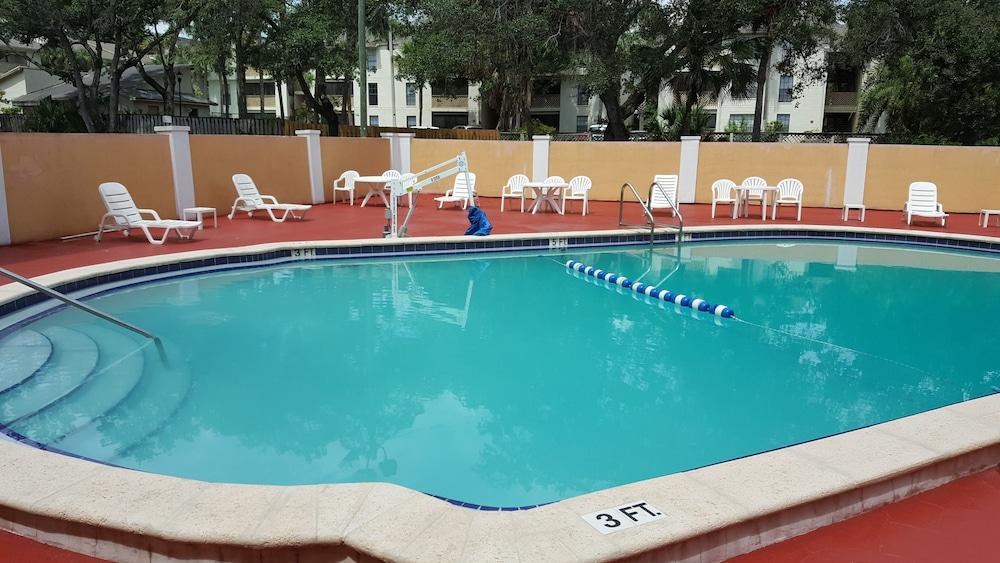 Econo Lodge Tampa near Busch Gardens photo 21