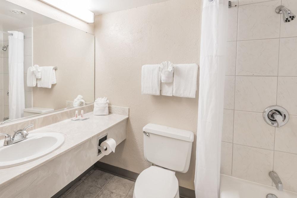 Columbus Grand Hotel & Banquet Center photo 13