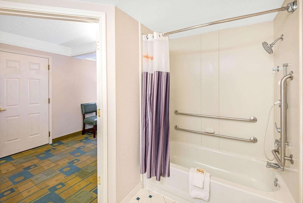 La Quinta Inn & Suites by Wyndham Sherman photo 16