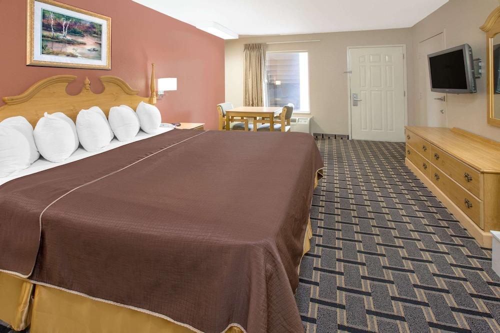 Days Inn & Suites by Wyndham Pine Bluff photo 3