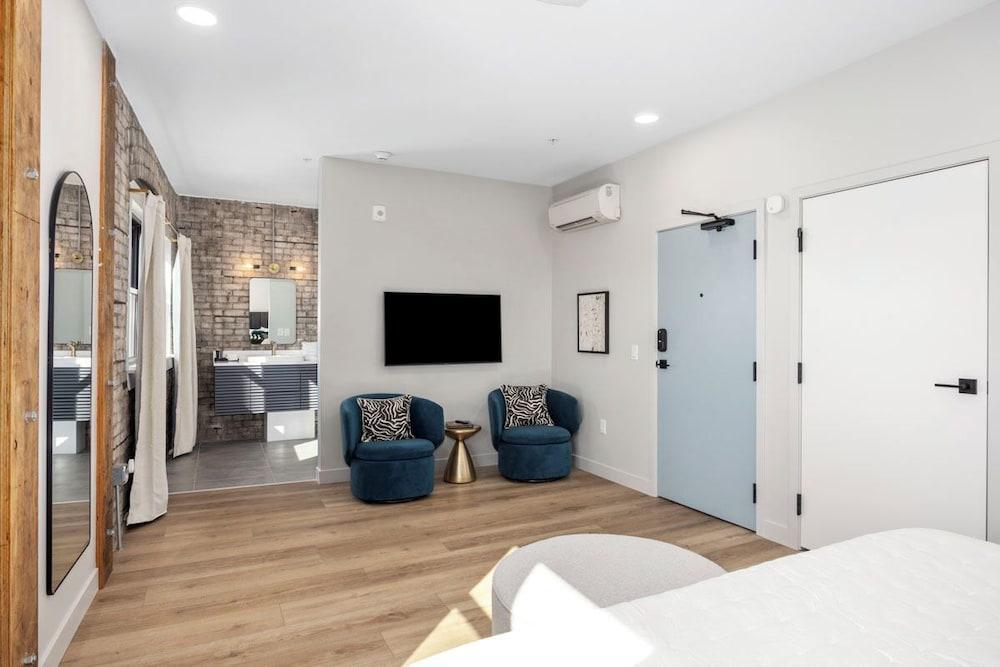 BlueJay Hotel photo 2