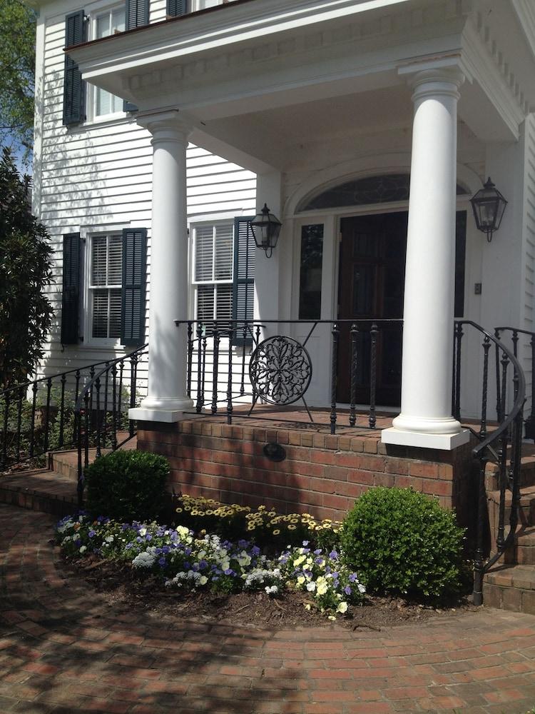 Carriage House Inn photo 37