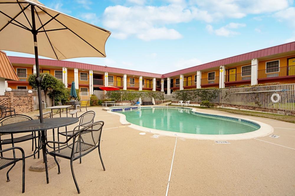 Economy Inn & Suites photo 1