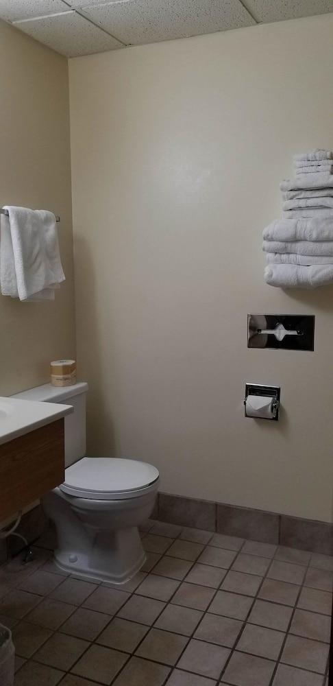 Super 8 by Wyndham Ashland photo 46