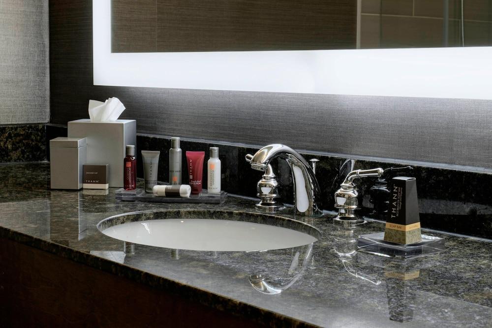 Marriott East Lansing at University Place photo 38