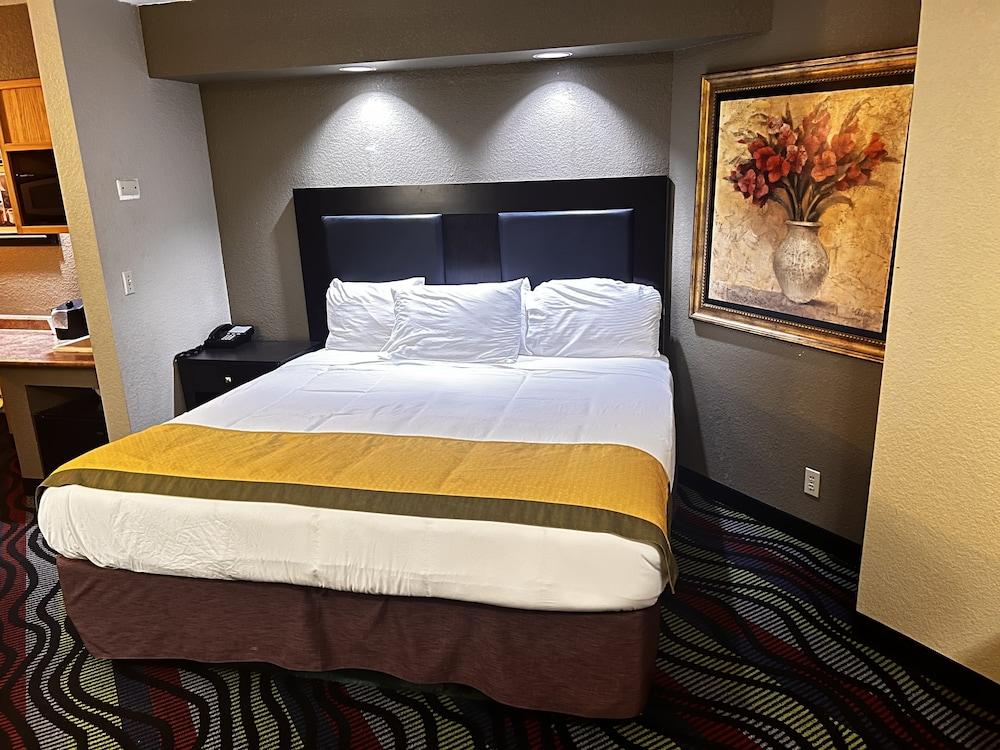 Apple Tree Inn and Suites photo 2