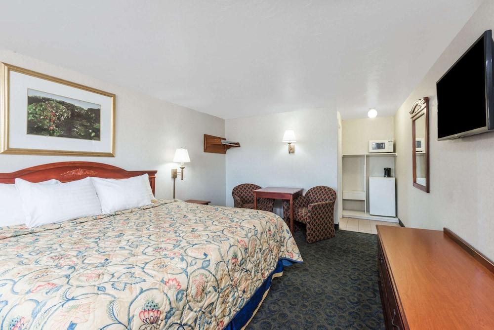 Knights Inn North Attleboro photo 27