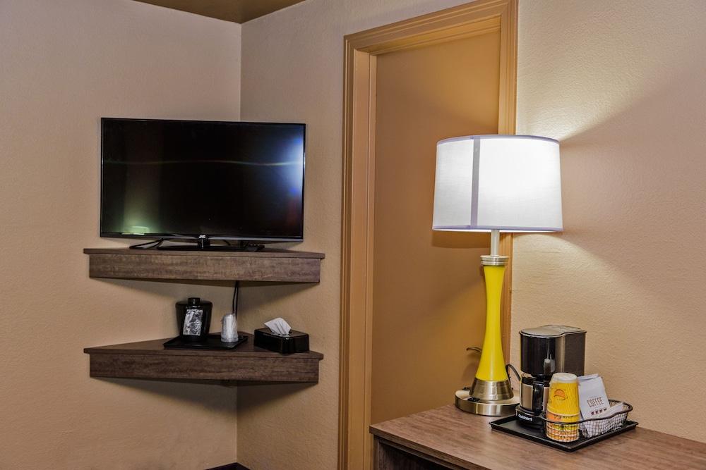 AArya Hotel By Niagara Fashion Outlets photo 19
