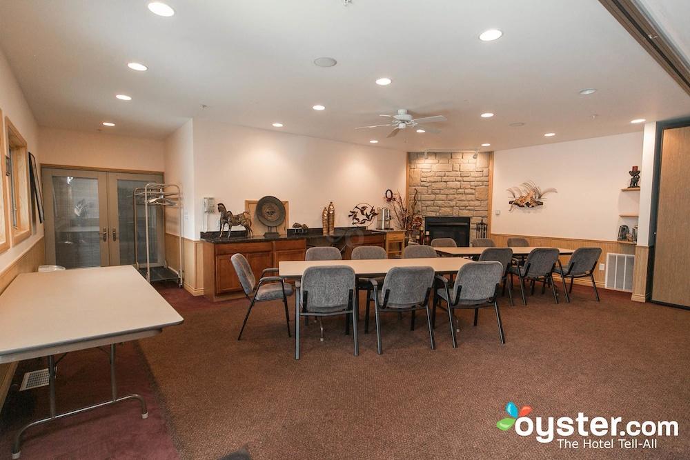 Lake Bluff Inn and Suites photo 43