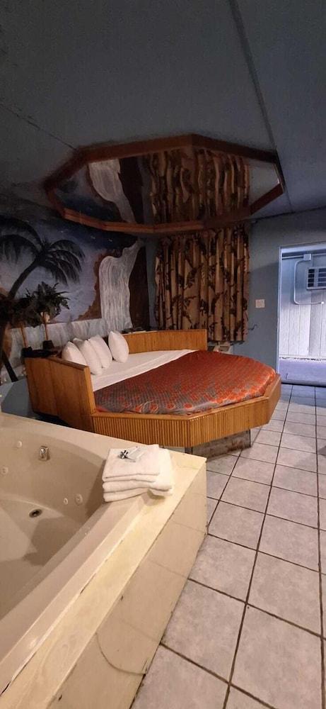 Rainbow Motel photo 16