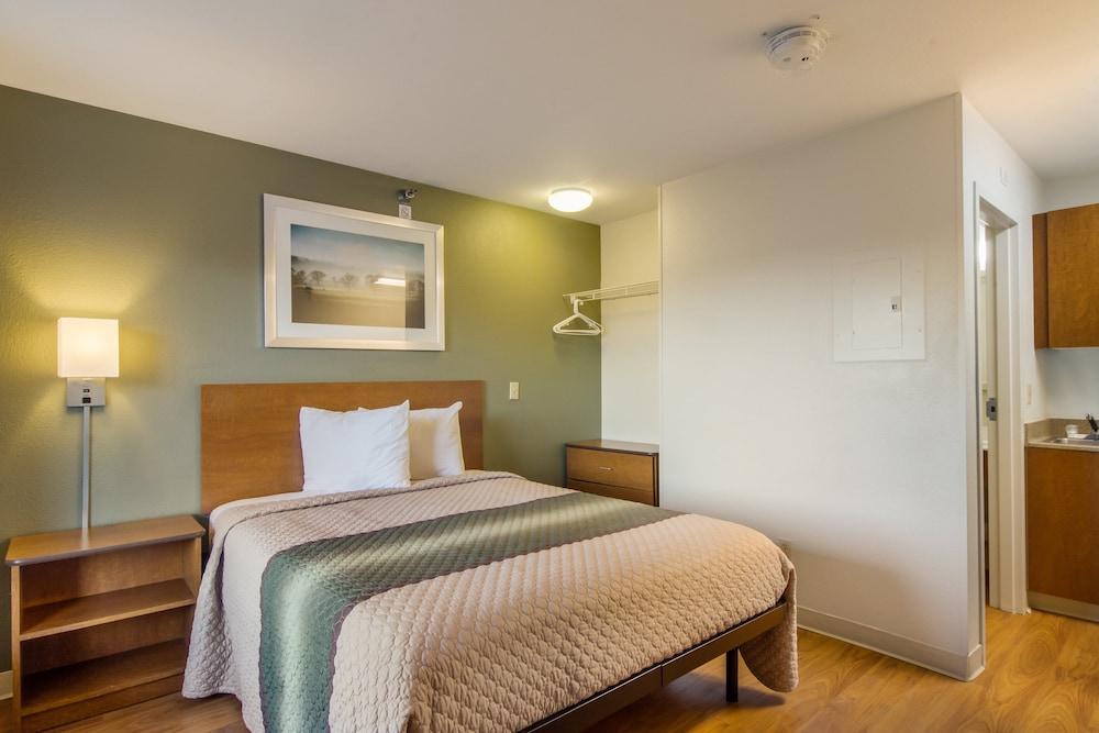 HomeTowne Studios By Red Roof Denver - Glendale/ Cherry Creek photo 7