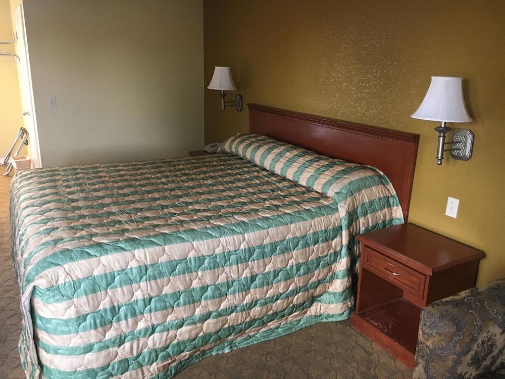 Bellflower Travel Inn photo 23