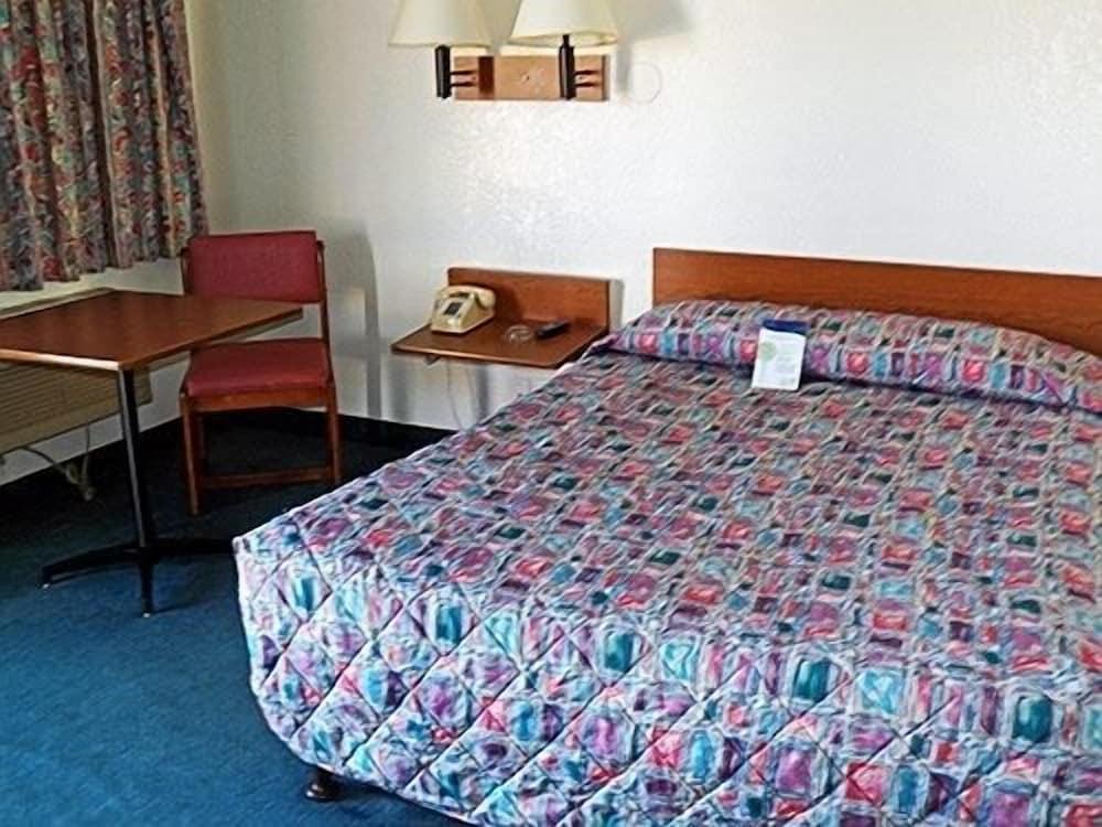 Rodeway Inn Fort Smith I-40 photo 2