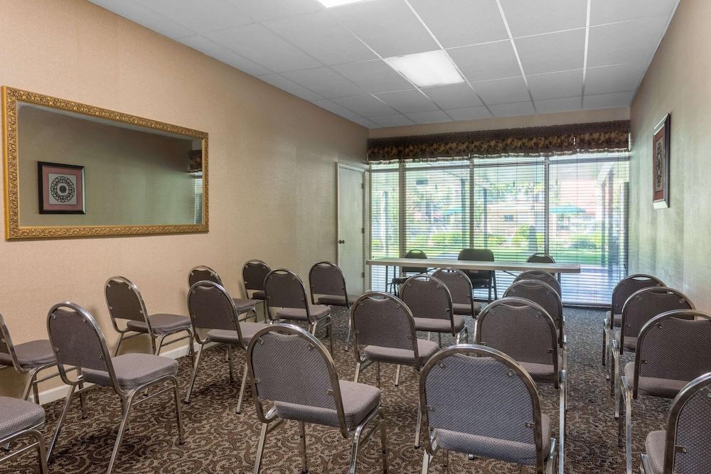 Days Inn by Wyndham Leesville photo 7