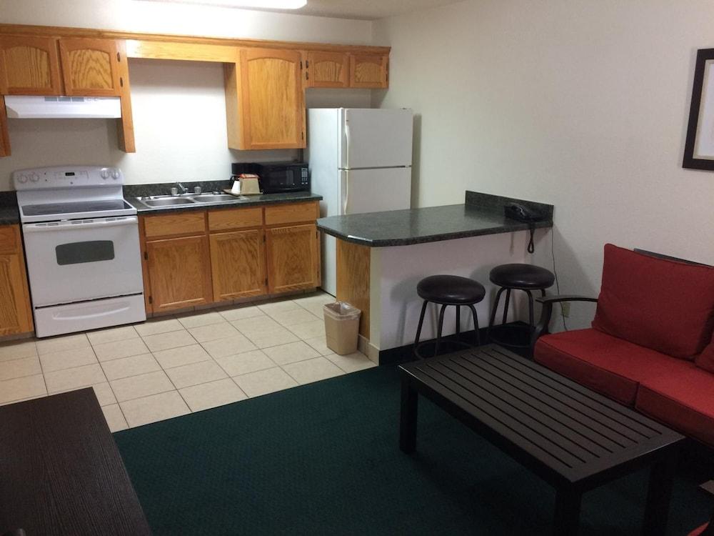 Travel Inn & Suites photo 24