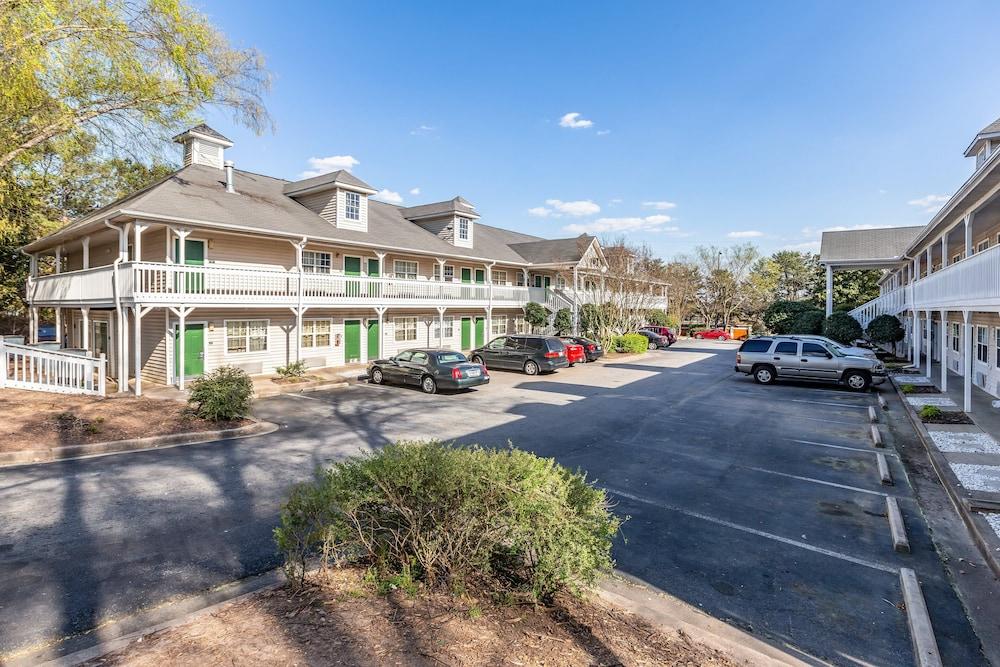 HomeTowne Studios by Red Roof Atlanta NE - Norcross South photo 20