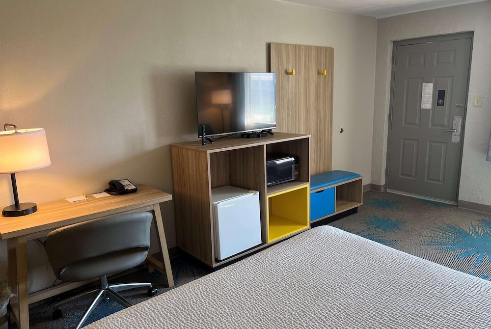 Days Inn by Wyndham Hays photo 28