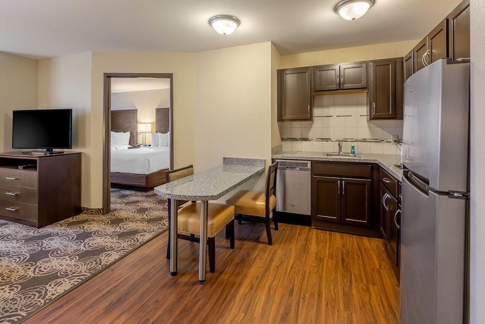 Landmark Suites photo 27