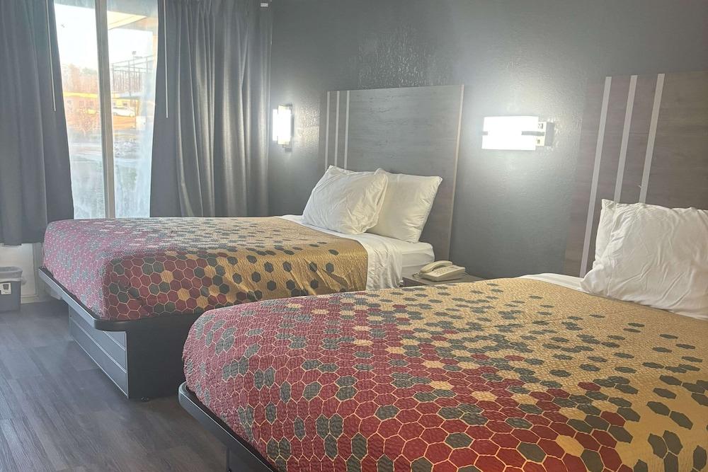 Econo Lodge Calhoun South photo 13