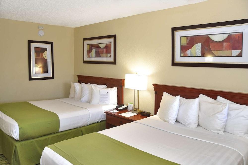 Baymont by Wyndham Orlando East photo 9
