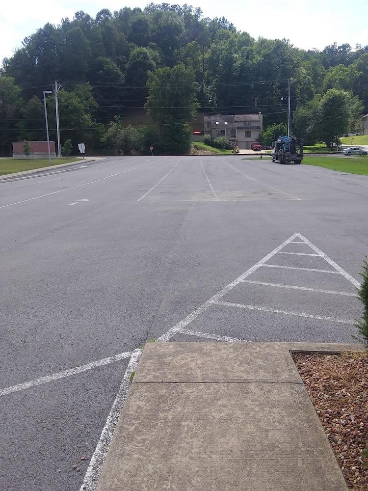 Brookshire Inn & Suites photo 25