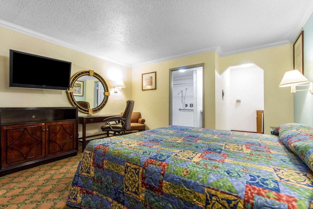 Econo Lodge photo 6
