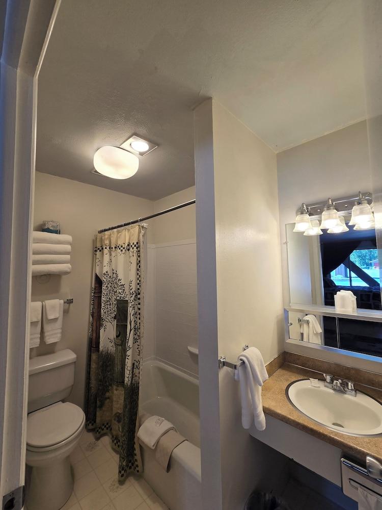 Chateau Rouge Condominiums photo 5