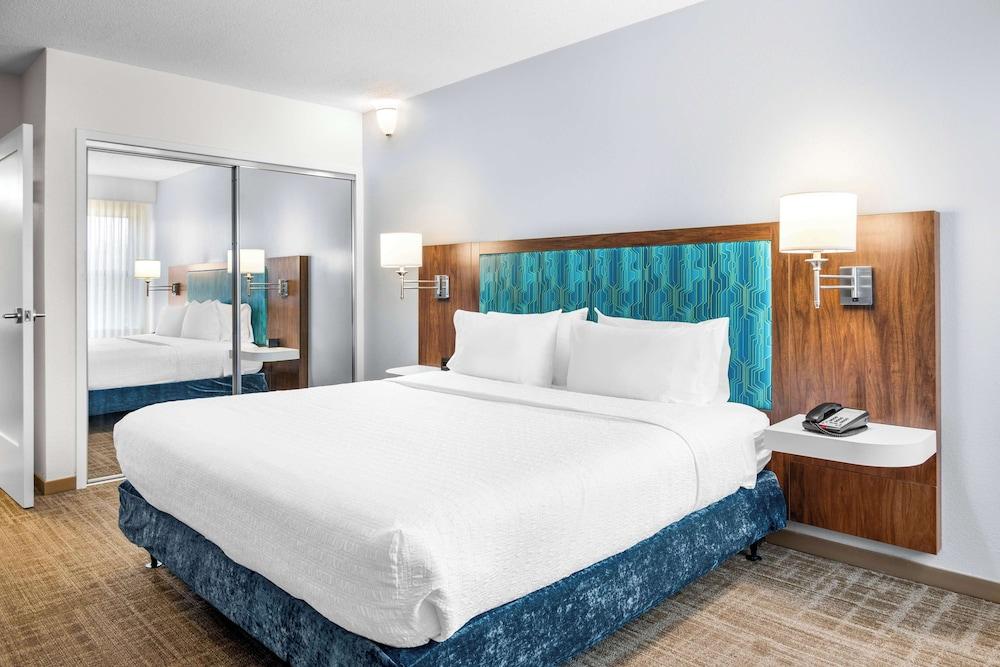Hampton Inn Grand Rapids-North photo 21