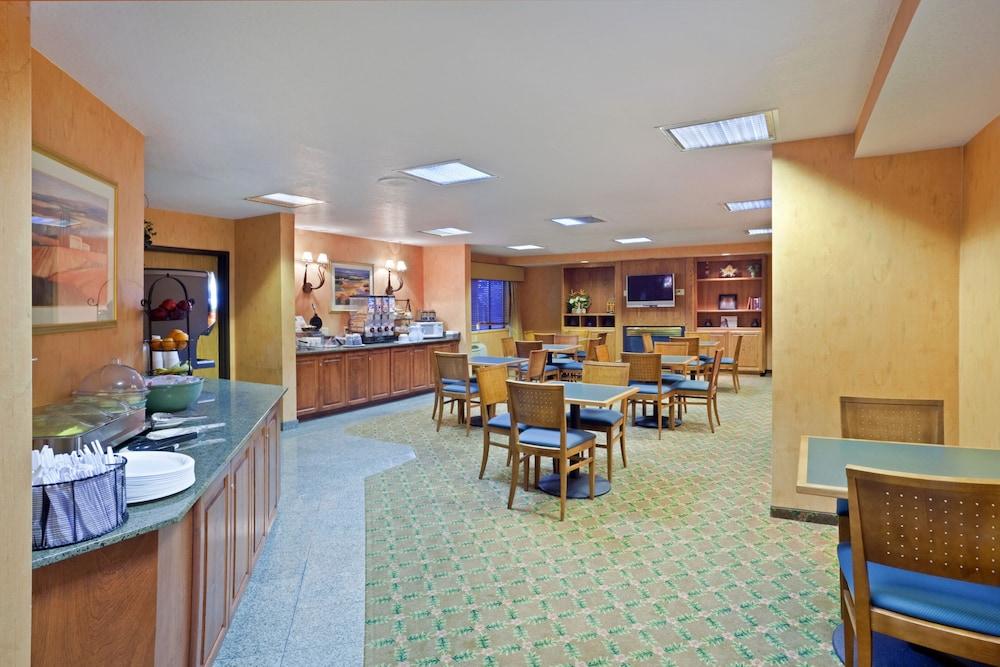 Ramada by Wyndham Kent Seattle Area photo 25