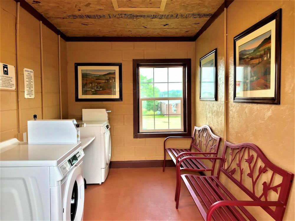 Econo Lodge Selmer photo 12