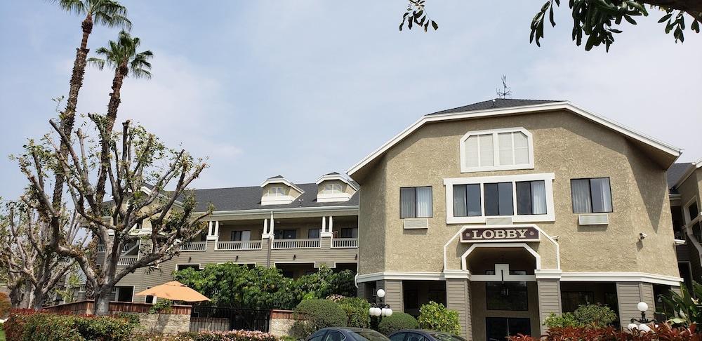Oak Tree Inn photo 6