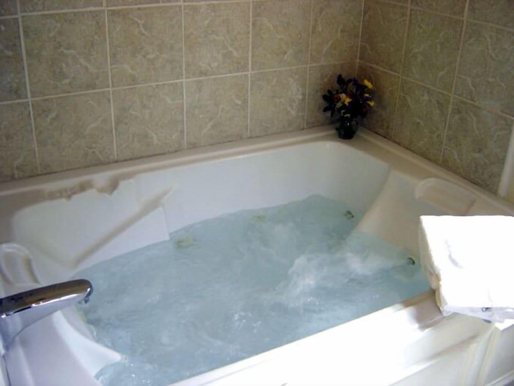 Carriage House Inn photo 25