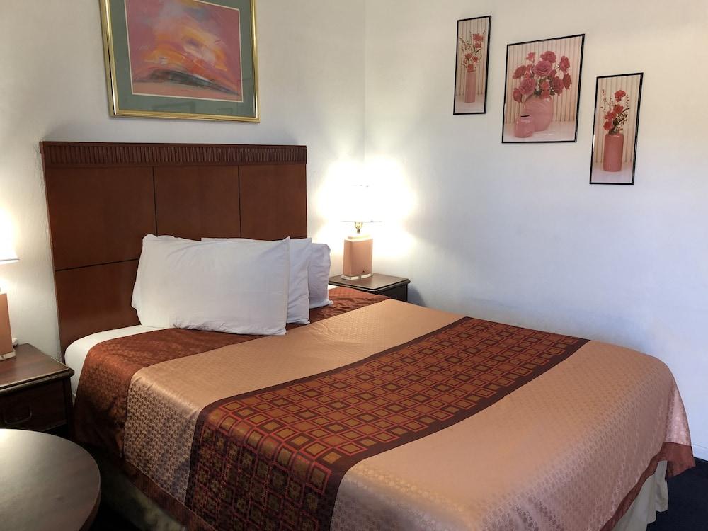Best Budget Inn photo 25