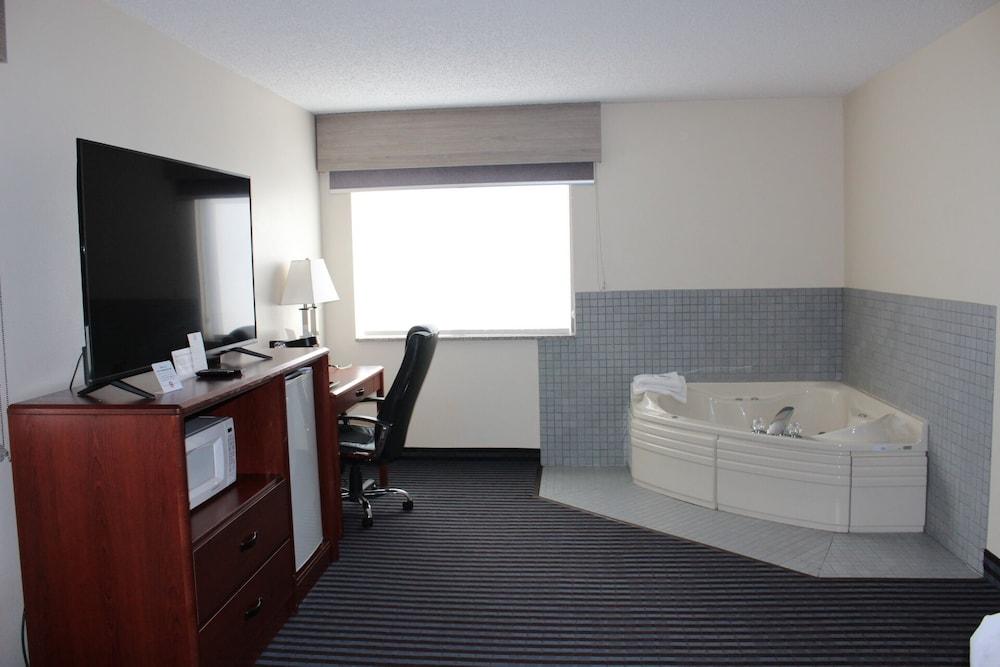 Reston Inn & Suites photo 17