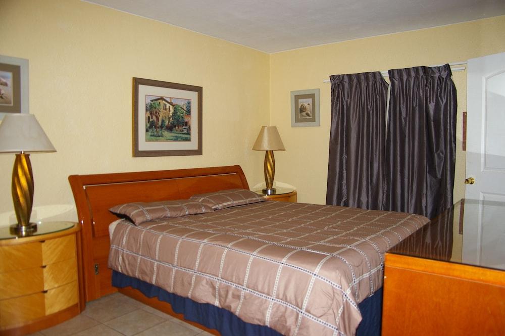 Holiday House Motel photo 7