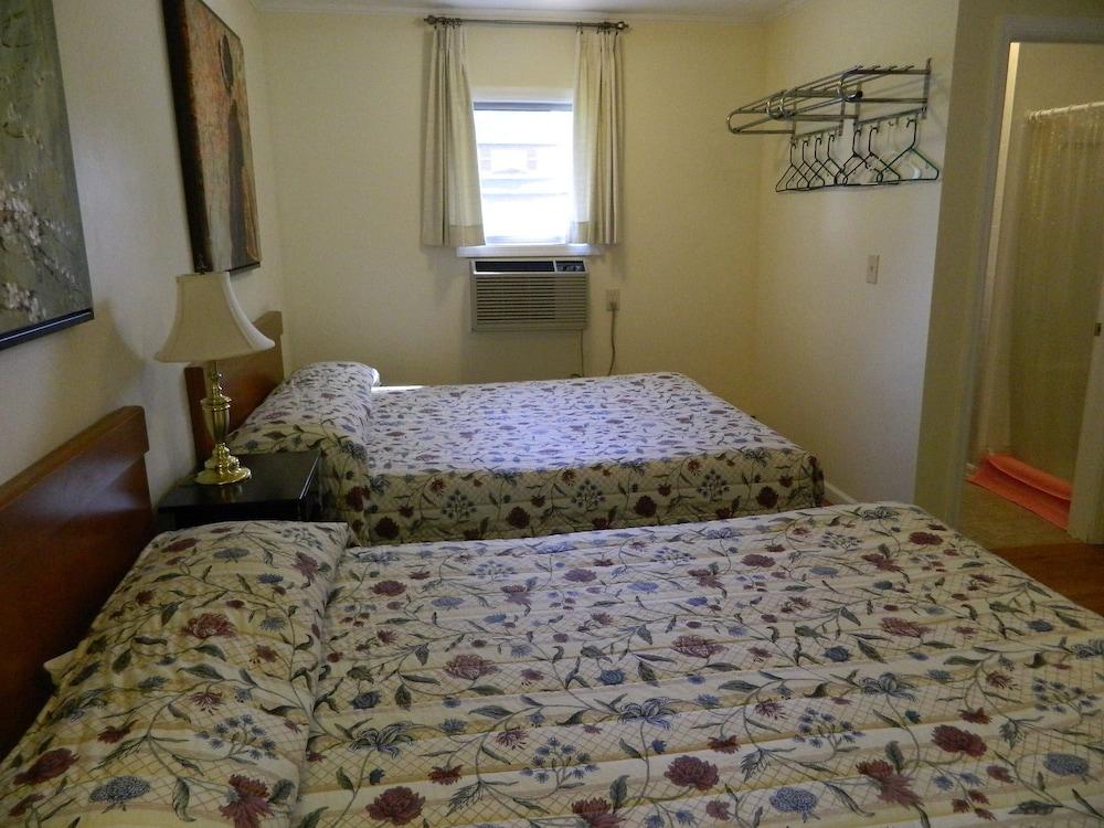 Twin Oaks Motel photo 15