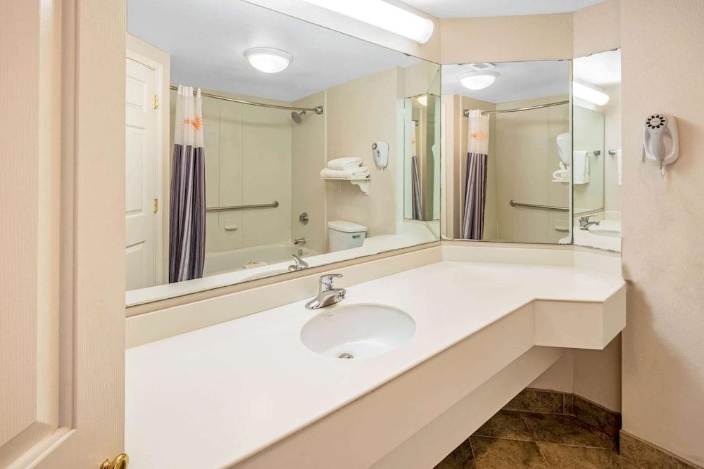 La Quinta Inn & Suites by Wyndham Sherman photo 19