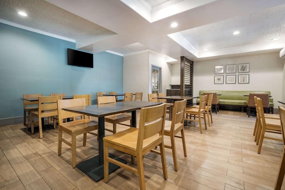 MainStay Suites John Wayne Airport by Choice Hotels photo 17