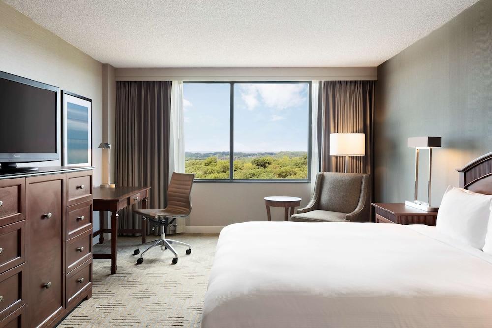 Hilton East Brunswick Hotel & Executive Meeting Center photo 8