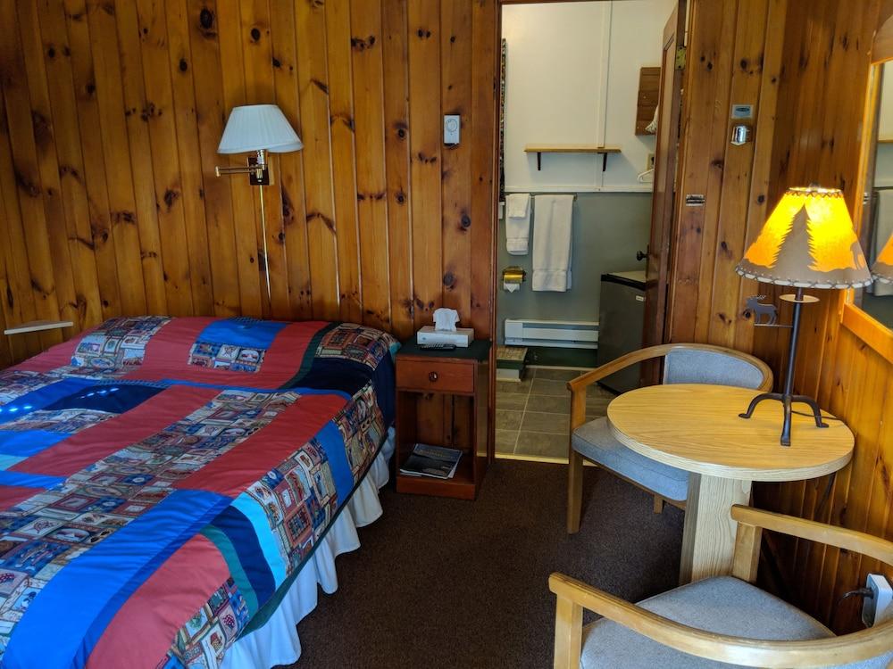 Pine Tree Motel & Cabins photo 10