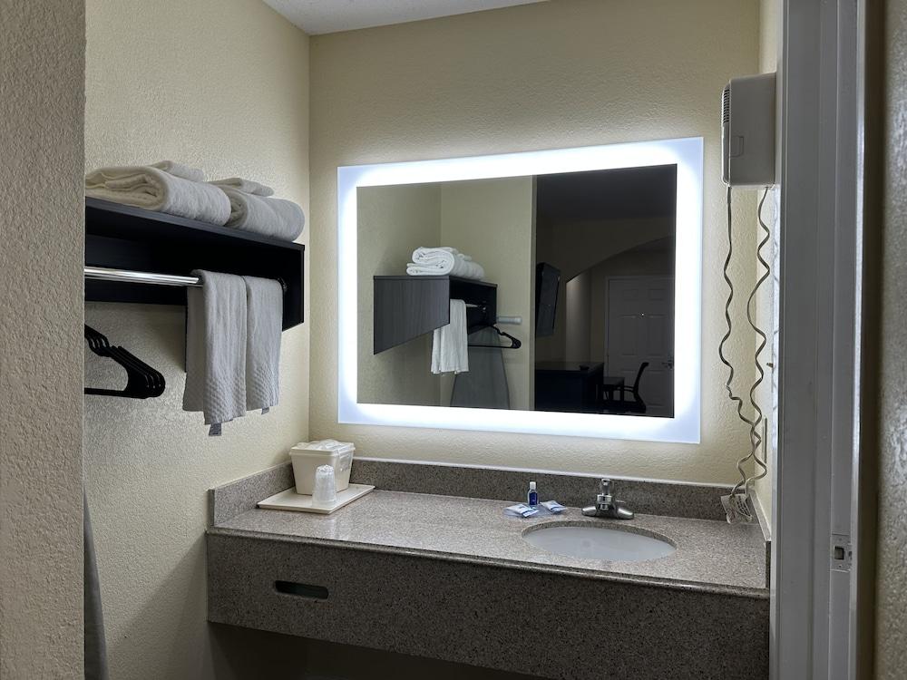 Rodeway Inn & Suites Highway 290 Northwest photo 10